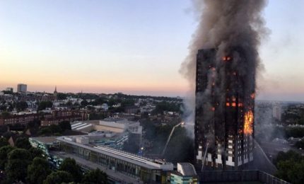 Allarme incendio a Londra, "evacuati immediatamente" 5 grattacieli (800 case)