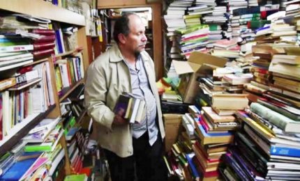 "Il signore dei libri" che salva i volumi abbandonati