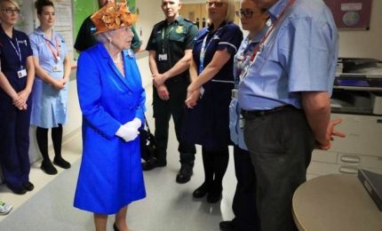 Londra, la Regina incontra le vittime in ospedale