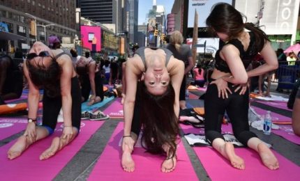 Giornata internazionale dello yoga, in migliaia a Times square