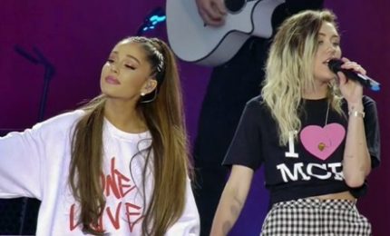 Manchester saluta Ariana Grande nel concerto contro la paura. In cinquantamila con Coldplay, Katy Perry e Miley Cyrus