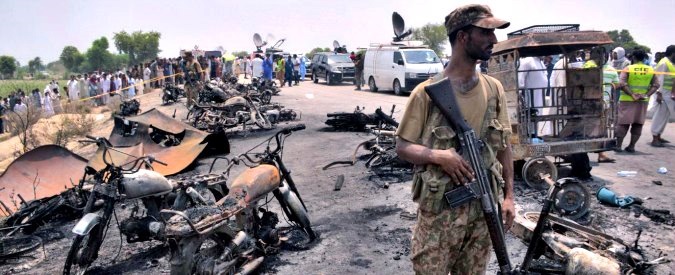 Autocisterna esplosa in Pakistan, almeno 139 morti. Molti bruciati vivi per recuperare carburante, oltre 100 auto andate a fuoco