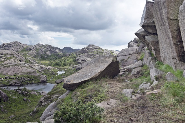Norvegia, centinaia mobilitati per erigere di nuovo fallo roccioso