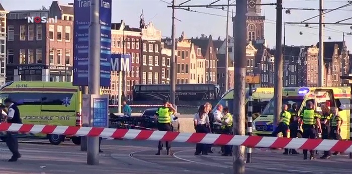 Paura ad Amsterdam: auto piomba sulla folla, 8 feriti. Non è atto terroristico