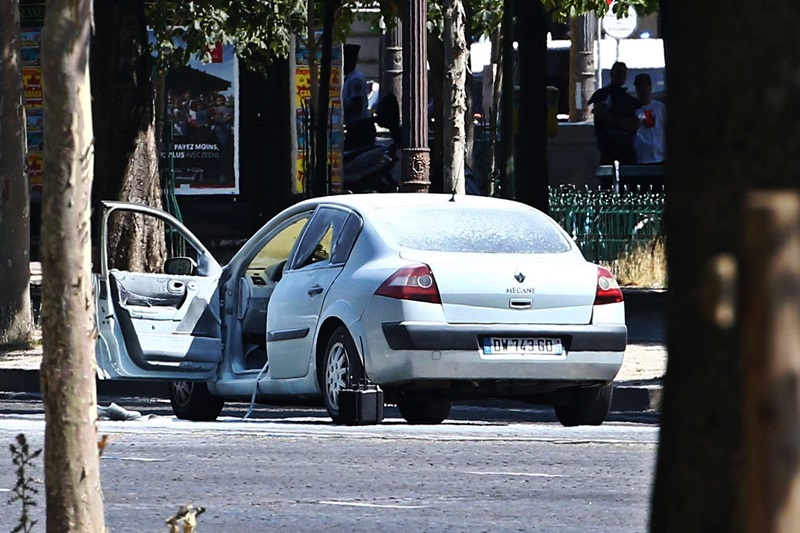 Auto contro furgone polizia a Parigi. Veicolo in fiamme, morto autista