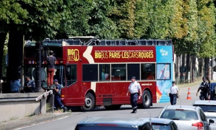 Parigi, bus di turisti incastrato sotto al ponte: 4 feriti