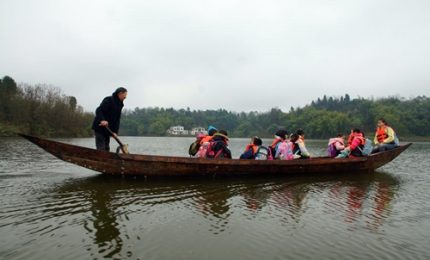 Cina, alcuni studenti vanno a scuola in barca