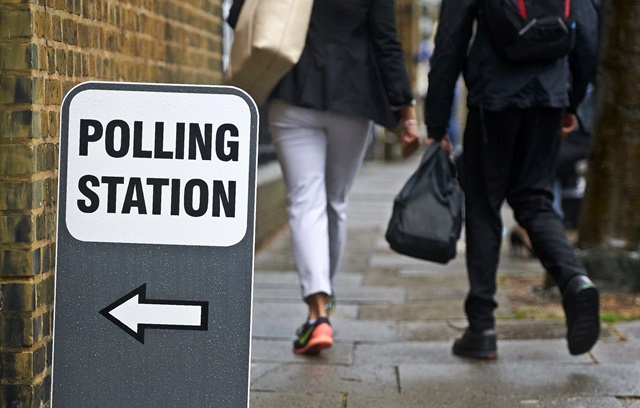 Elezioni in Gb: May in difficoltà, maggioranza Tory a rischio