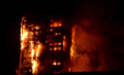 Londra, l'incendio all'interno della Grenfell Tower