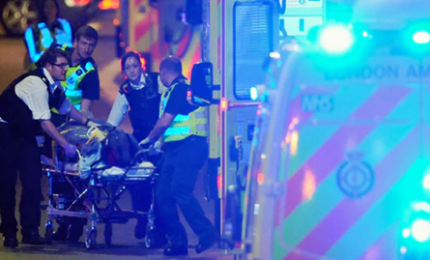 Furgone travolge passanti sul London bridge: si temono almeno 7 morti, 2 killer uccisi. Polizia: è un attentato terroristico