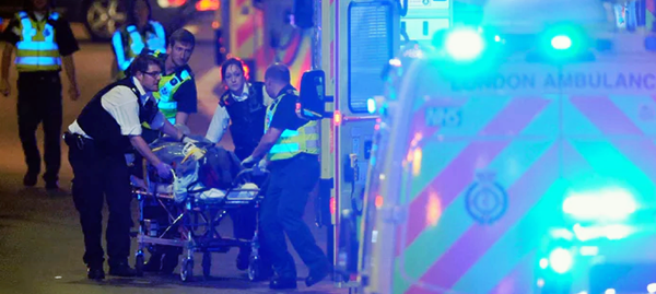 Furgone travolge passanti sul London bridge: si temono almeno 7 morti, 2 killer uccisi. Polizia: è un attentato terroristico