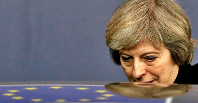 Brexit, May indebolita cerca di salvare accordo su confine Irlanda