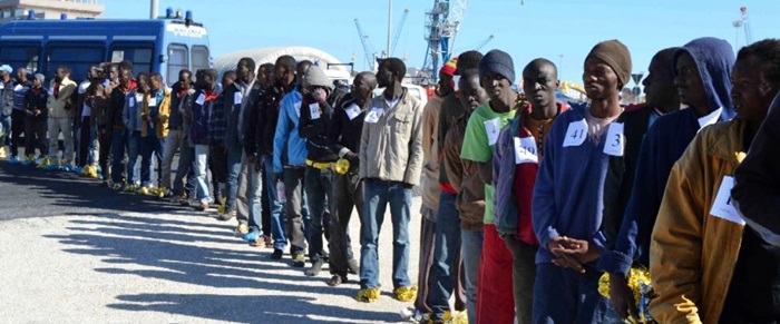 Migranti, l’Italia si sveglia e avverte l’Ue: “Pronti a chiudere i porti”. Bruxelles: pronti a fare di più