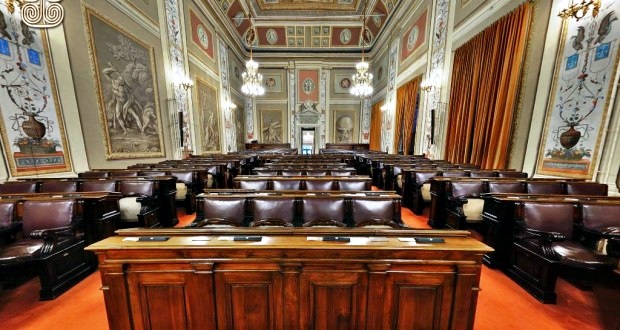 Aria vacanziera al parlamento siciliano. Il presidente: “Meglio chiudere”. La Sicilia affonda
