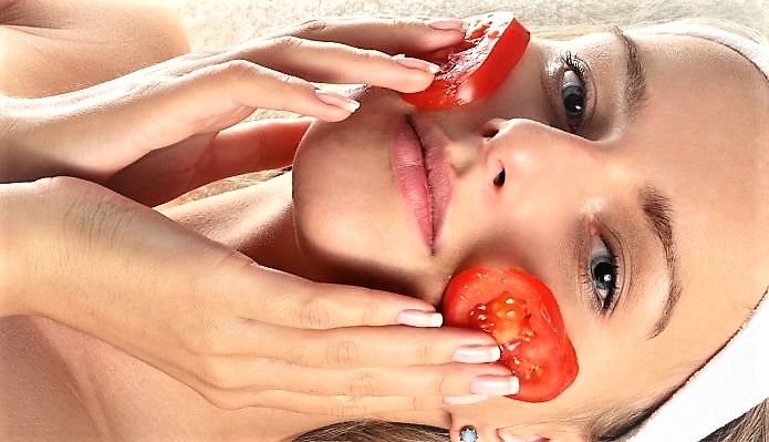 pomodoro_bellezza_fette-su-viso-donna-986x400