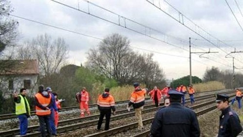 Uomo travolto e ucciso da un treno merci a Genova