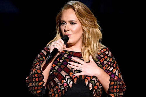 Problemi alle corde vocali, Adele cancella date Wembley