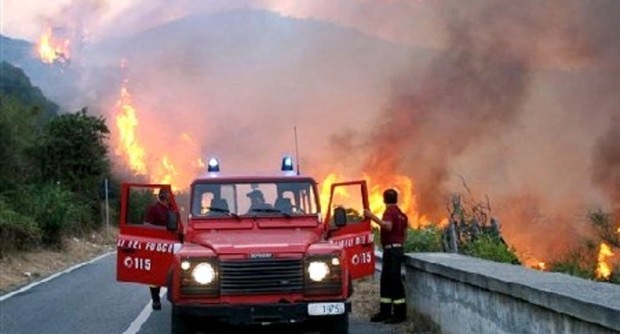 Grande incendio ad Enna, evacuazione di numerose abitazioni