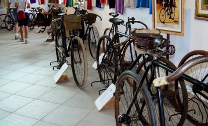 Al Tour de France in mostra le bici d'epoca di un collezionista