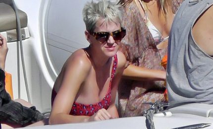 Katy Perry in vacanza a Capri visita la Grotta azzurra