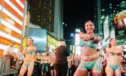 Festa di colori e musica in stile Bollywood a Times Square