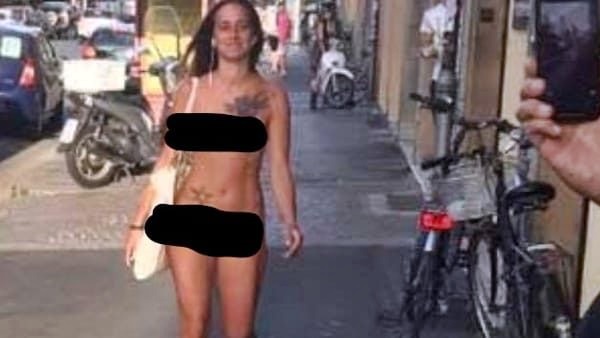 Passeggia nuda, 26enne multata di 3.300 euro. “Volevo vincere la paura…”