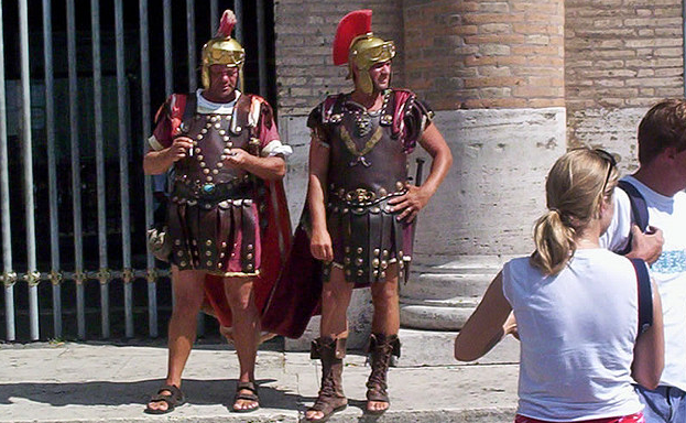 Roma, ordinanza contro i centurioni: multe da 400 euro