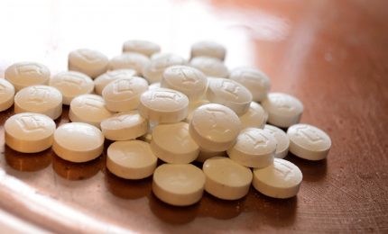 Ecstasy, la droga killer popolare tra i giovani. Sintomi e danni della metilendiossimetamina