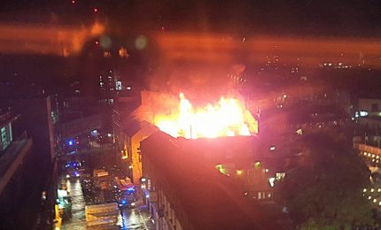 A Londra va a fuoco il Camden Lock market