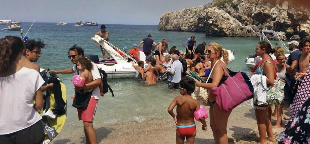 Incendi, bruciano Sicilia e Vesuvio. Fuga da un villaggio di San Vito, 700 ospiti messi in salvo