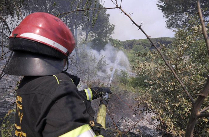 Incendi, oltre 700 interventi dei vigili del fuoco oggi in Italia