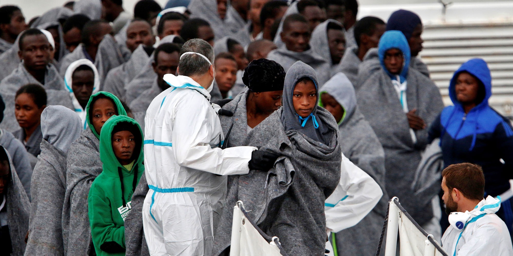“Fuga da inferno Libia”, 450 migranti approdano ad Augusta