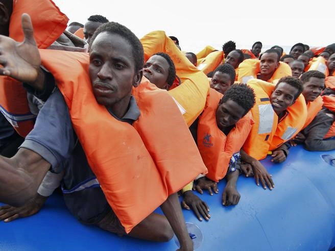 Gli inarrestabili sbarchi, nel week end 7mila migranti in arrivo in Italia