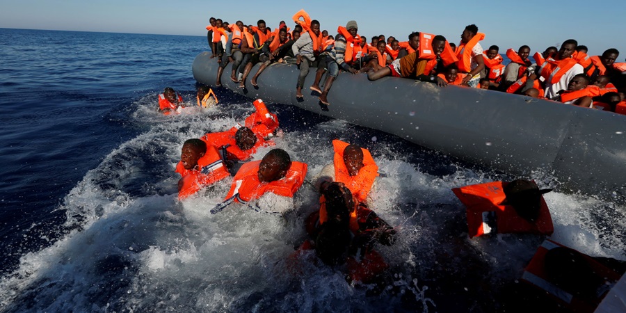 Affonda gommone a largo Libia, morti 50 migranti