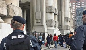 Controlli polizia in Stazione Centrale a Milano