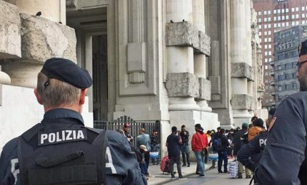 Milano, migrante con coltello bloccato davanti a stazione. Ferito agente