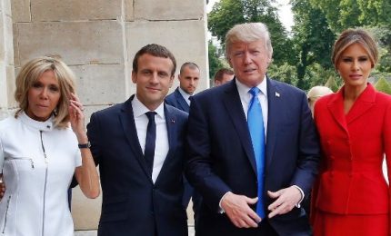 Trump è arrivato a Parigi. Stasera a cena sulla Torre Eiffel con Macron
