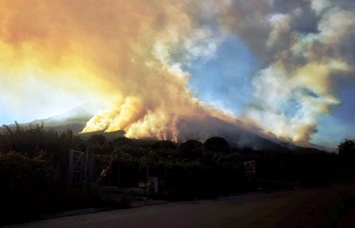 Golfo di Napoli assediato dalle fiamme, bruciano Vesuvio e Faito