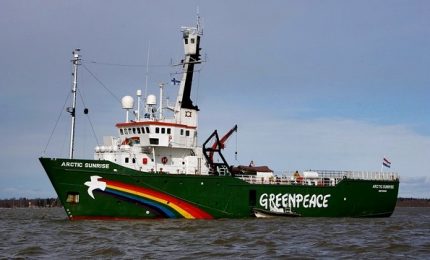 Nave di Greenpeace in Norvegia contro le trivellazioni in mare
