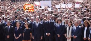 Il-minuto-di-silenzio-per-le-vittime-dellattentato-di-Barcellona-990x422