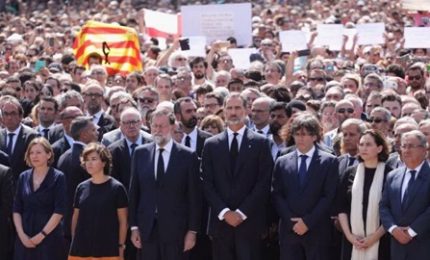 Terrore a Barcellona: 14 morti, due italiani. E' caccia a un diciassettenne. Stanotte un nuovo attacco a Cambrils