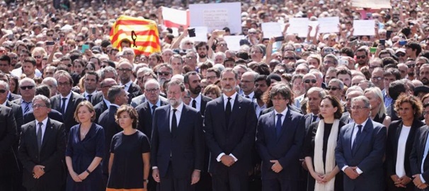 Il-minuto-di-silenzio-per-le-vittime-dellattentato-di-Barcellona-990x422