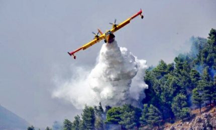 Incendi in Piemonte e Lombardia, 7 canadair e 4 elicotteri in azione