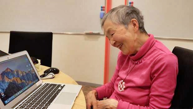 La nuova vita dell’82enne Masako, da piccola usava l’abaco ora sviluppa app