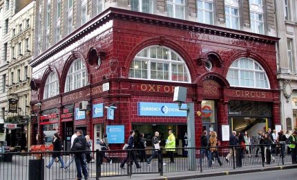 Incendio alla stazione Oxford Circus di Londra, passeggeri in fuga