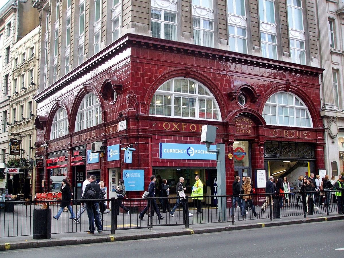 Incendio alla stazione Oxford Circus di Londra, passeggeri in fuga