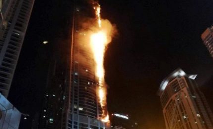 Incendio nella Torch Tower di Dubai, grattacielo 337 metri