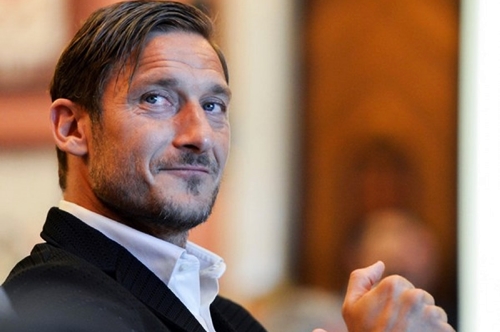 Totti torna a giocare a calcio nella Kings World Cup di Piqué