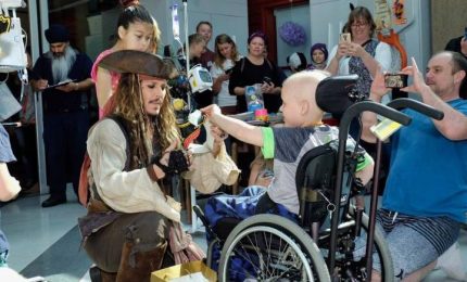 Depp visita ospedale pediatrico nei panni di Jack Sparrow