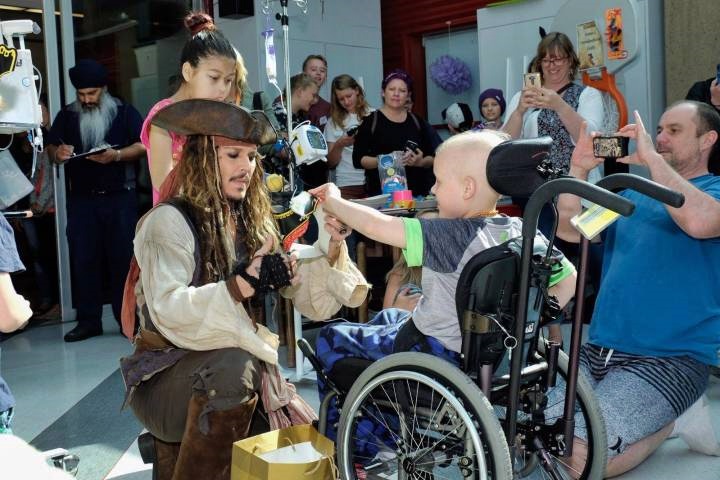 Depp visita ospedale pediatrico nei panni di Jack Sparrow